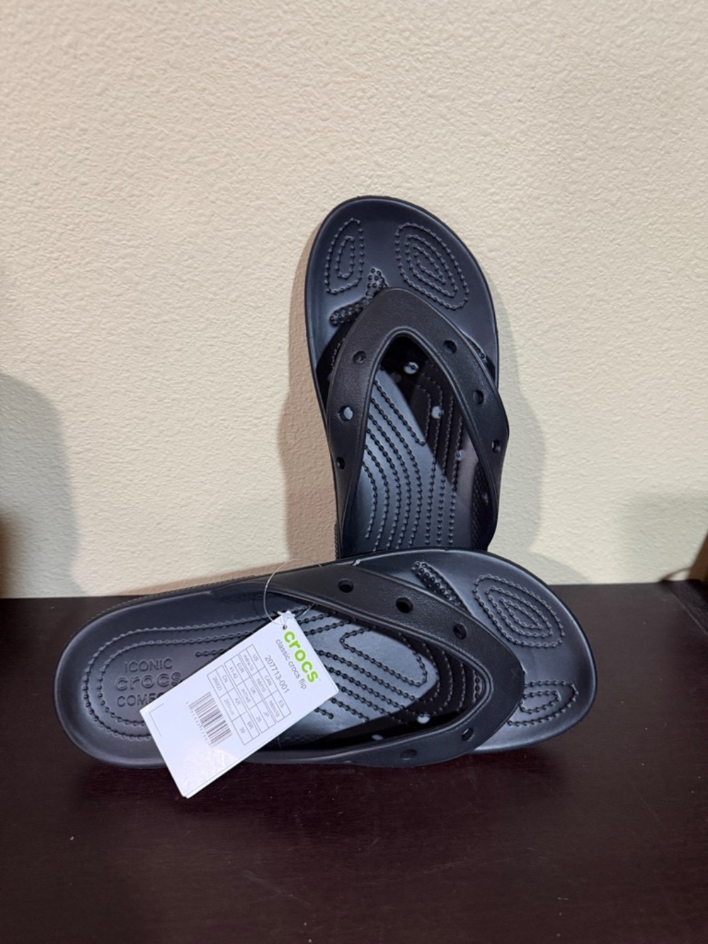 CROCS Men’s 8 Women’s 10 Black Classic Crocs Flip Sandals